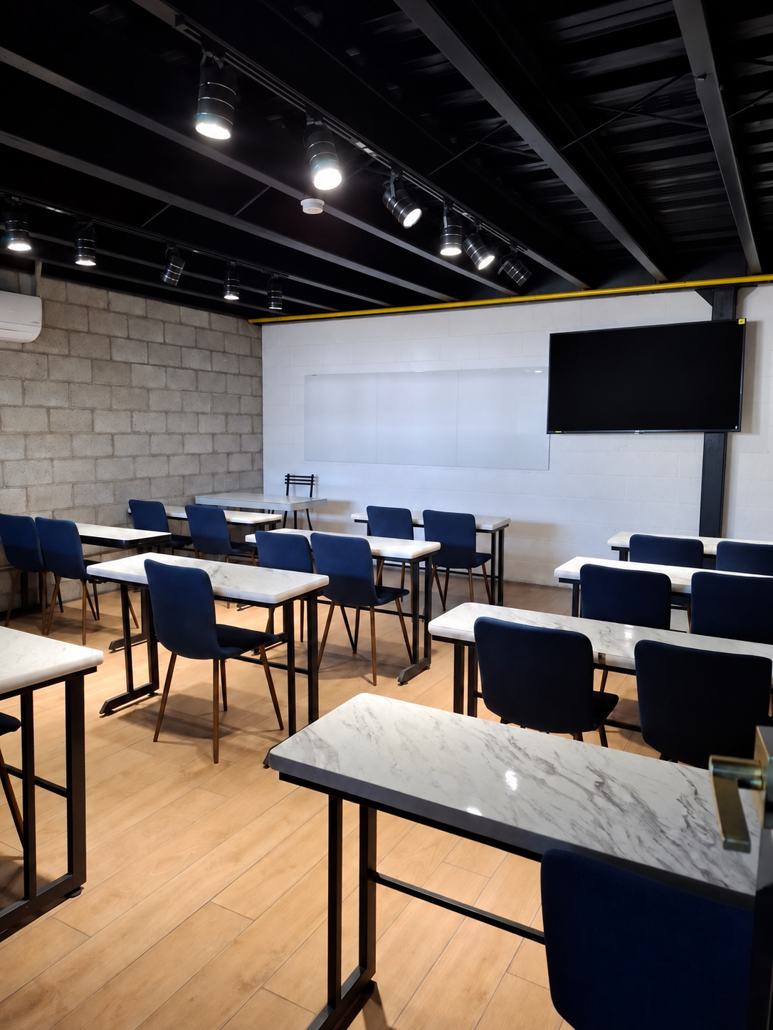 Aula del instituto con mesas y sillas