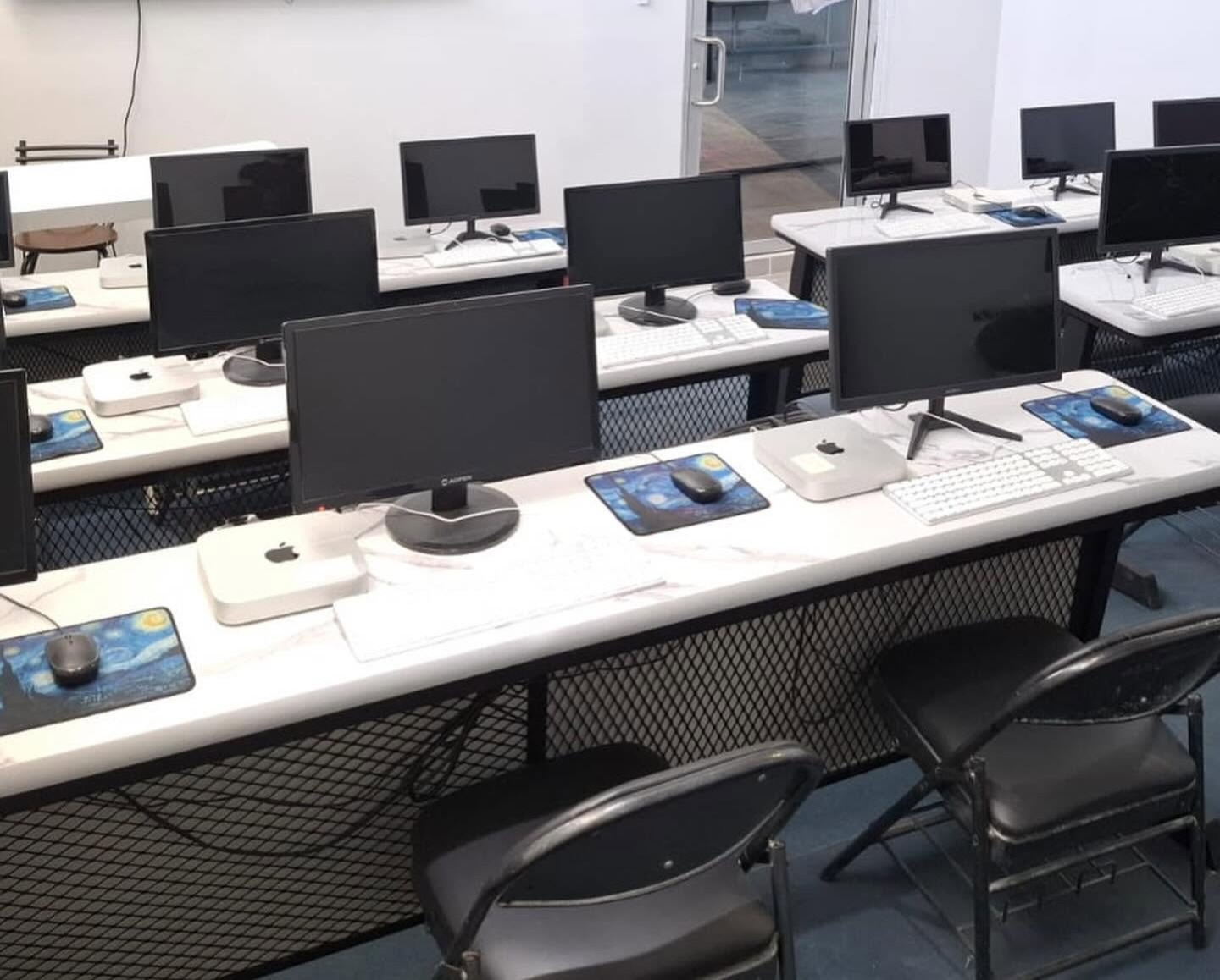 Laboratorio de IA con computadoras Mac en el Instituto Cultural ANDAROEN